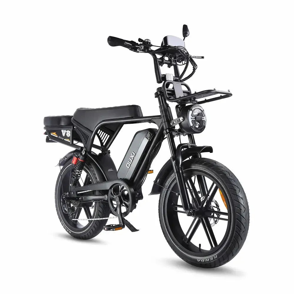 Ouxi V8 Ultra fatbike in zwart, schuin vooraanzicht met ronde koplamp, voorrekje en brede banden