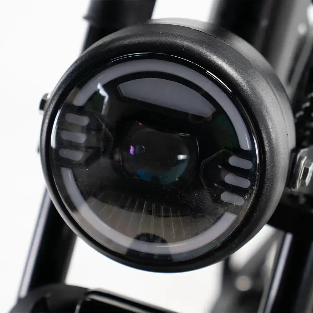 QMWheel S20 Pro fatbike in zwart, detail van de ronde LED-koplamp