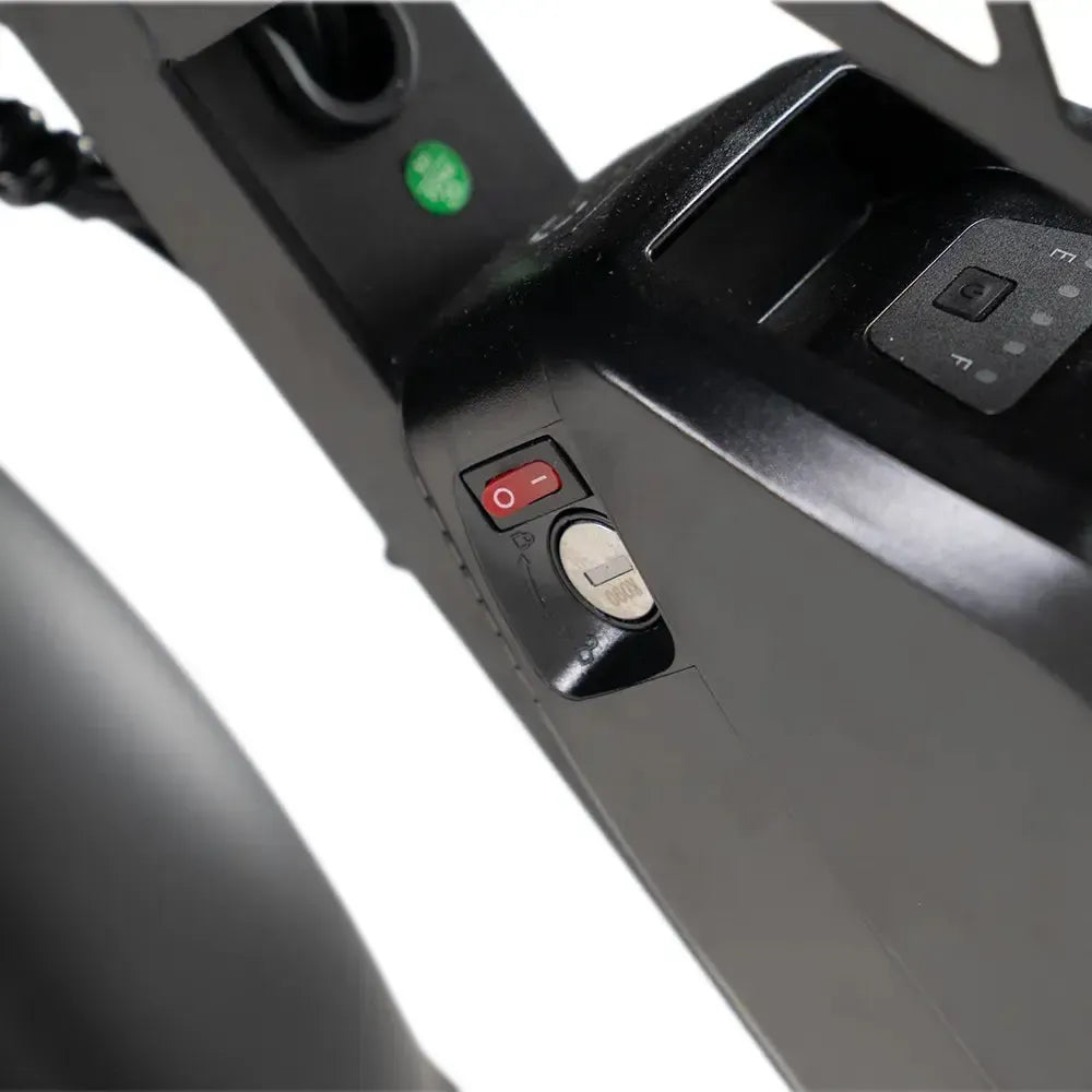 QMWheel S20 Pro fatbike in zwart, detail van de accu met aan/uit-schakelaar en slot