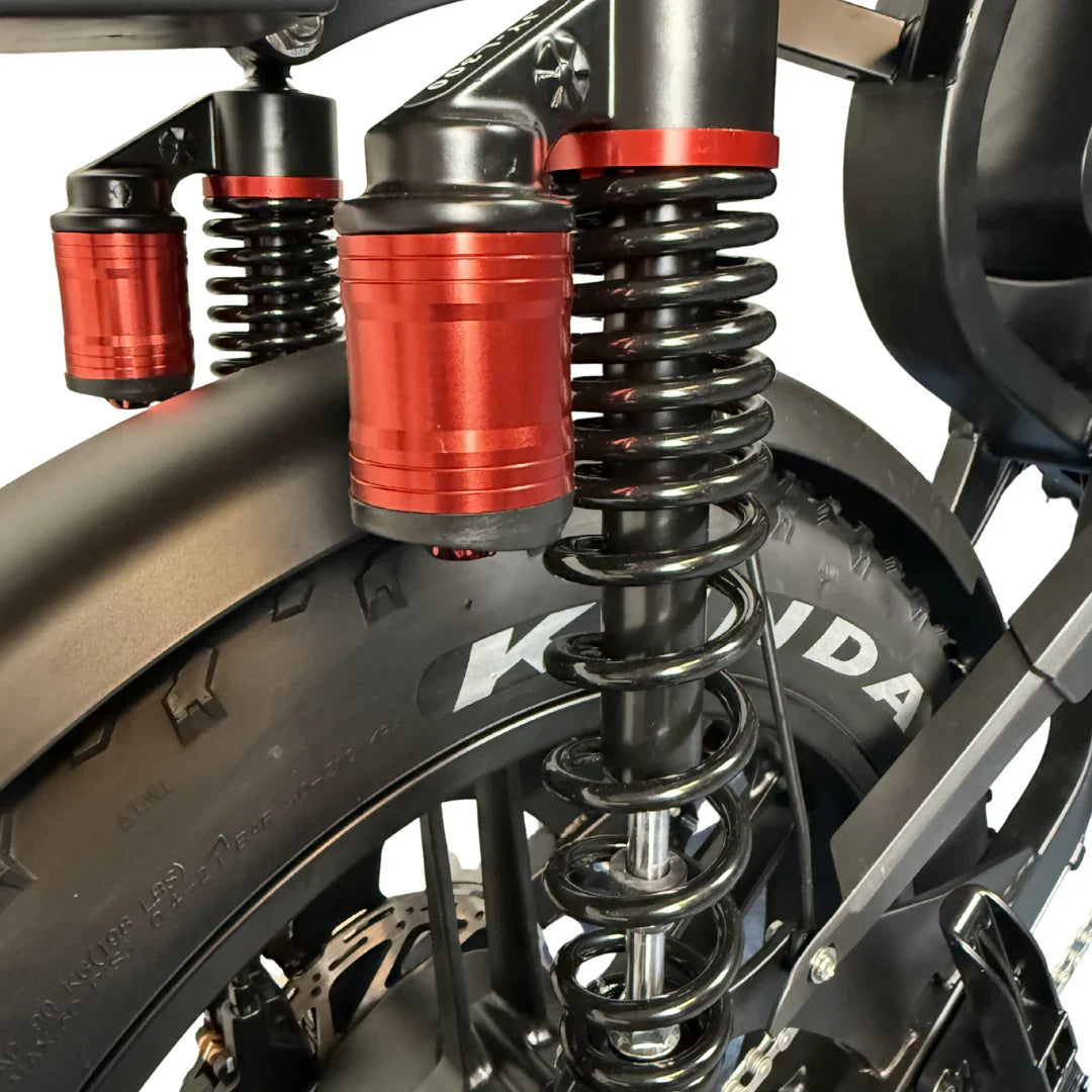 QMWheel V29 Pro Dubbele Accu fatbike in zwart, close-up van de achtervering met rode schokdempers