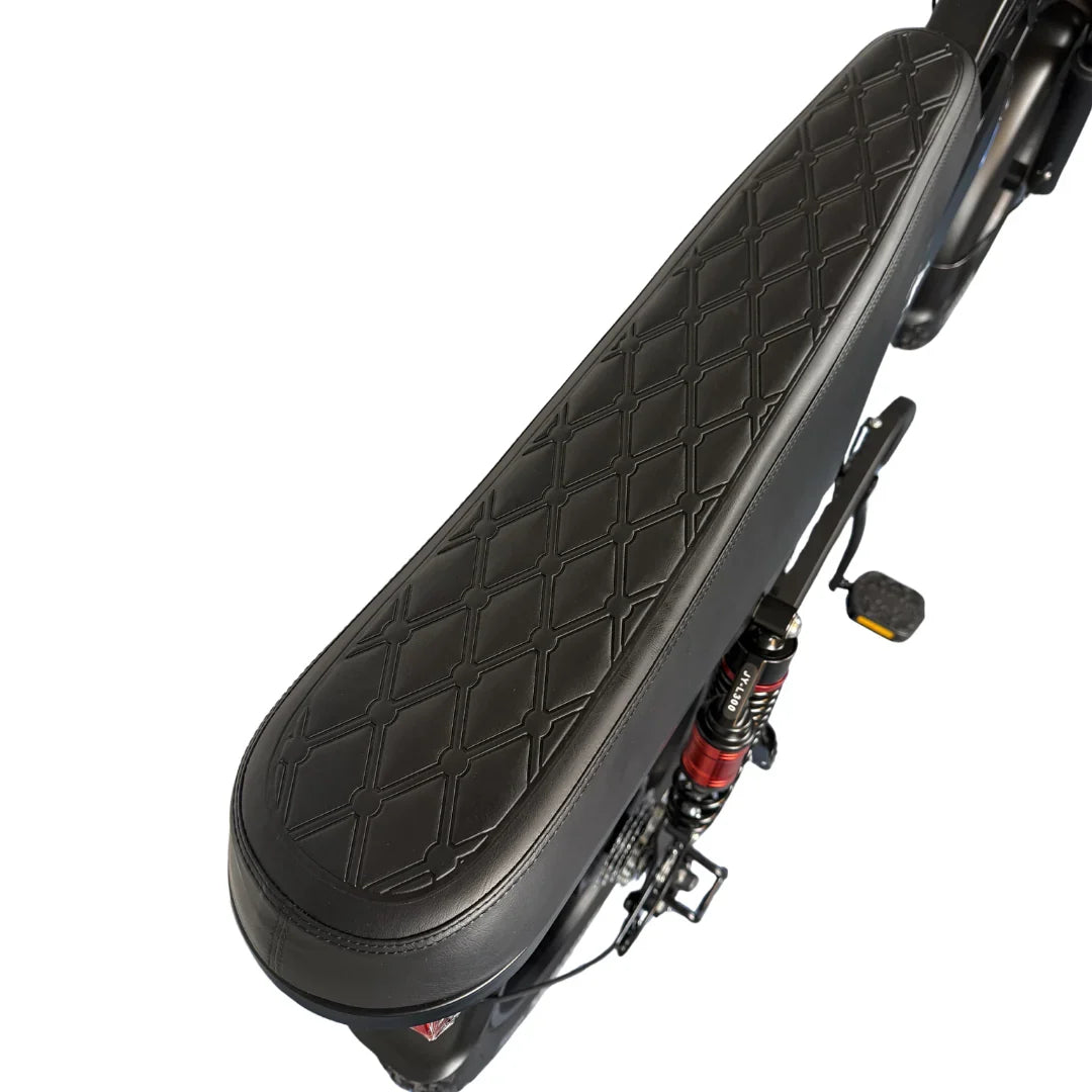 QMWheel V29 Pro Dubbele Accu fatbike in zwart, bovenaanzicht van het lange zadel met ruitpatroon