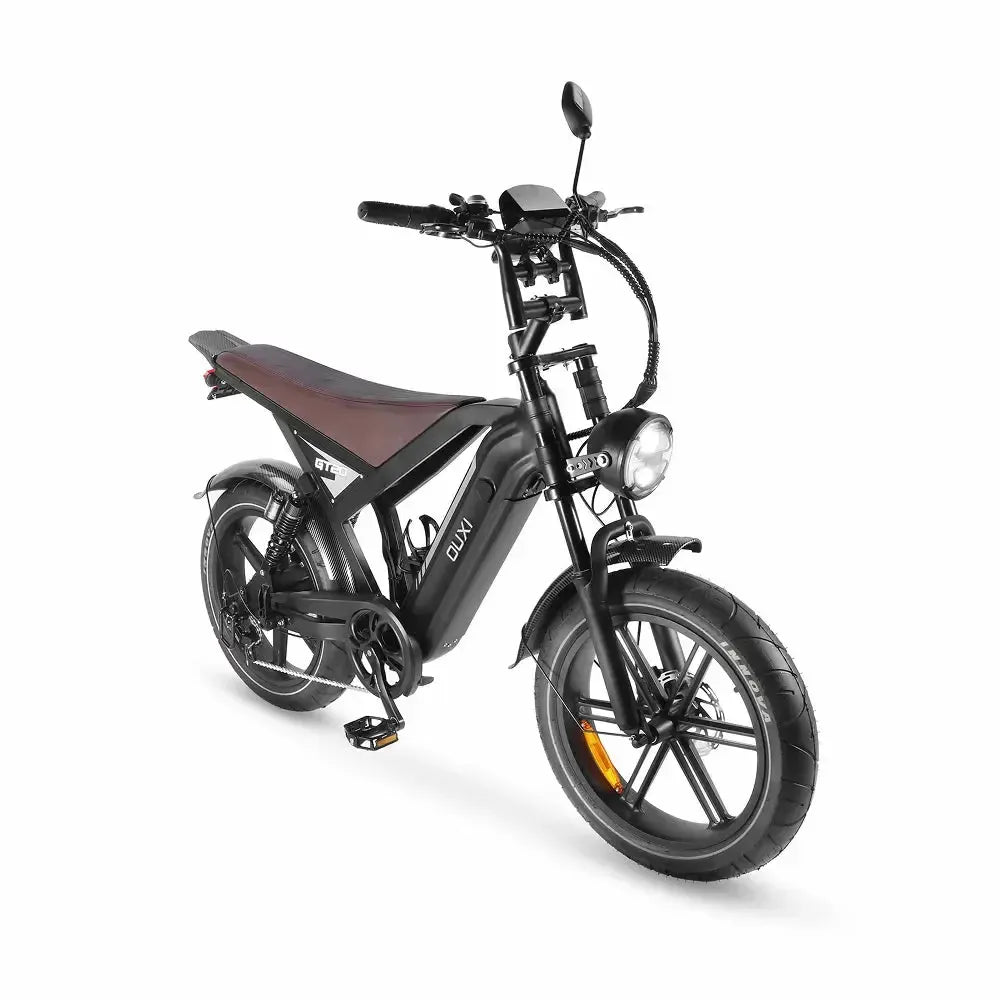 Ouxi GT20 fatbike in zwart, schuin vooraanzicht met brandende ronde koplamp en display op het stuur