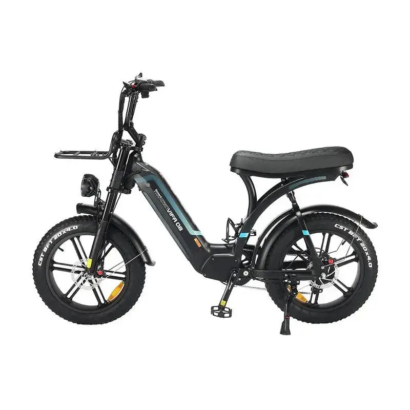 Ouxi Q8 fatbike in zwart, zijaanzicht van links met voordrager, koplamp en uitgeklapte standaard