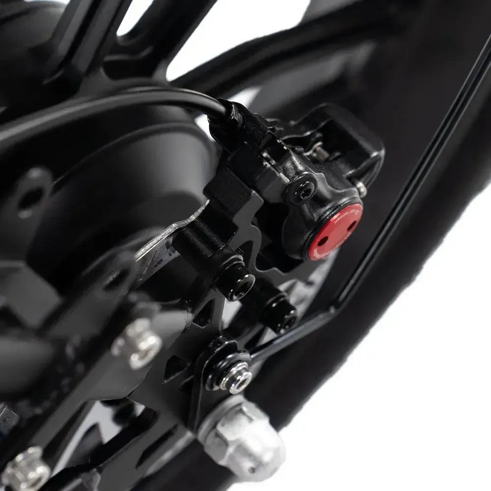 Ouxi V8 2025 fatbike in zwart, detail van de schijfrem met remklauw bij het wiel