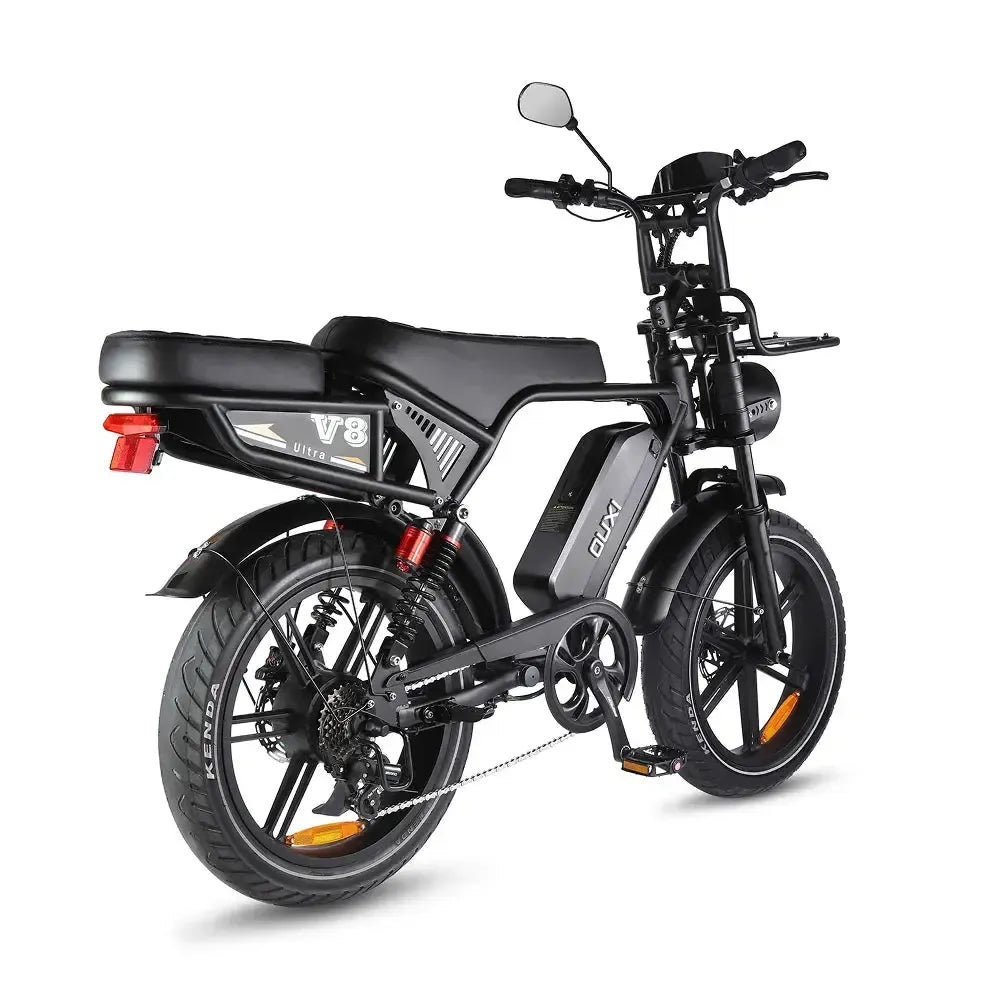 Ouxi V8 Ultra fatbike in zwart, schuin achteraanzicht met achterlicht, achtervering en V8-frameplaat