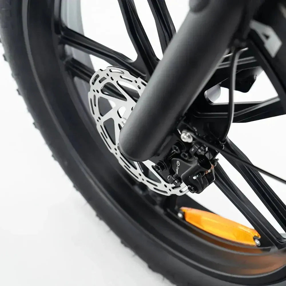 QMWheel V29 Pro Dubbele Accu fatbike in zwart, close-up van de remschijf en remklauw aan het voorwiel