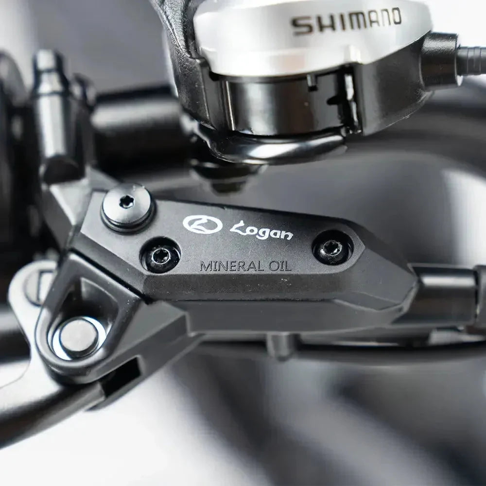 QMWheel V29 Pro Dubbele Accu fatbike in zwart, close-up van de hydraulische remgreep en Shimano versteller