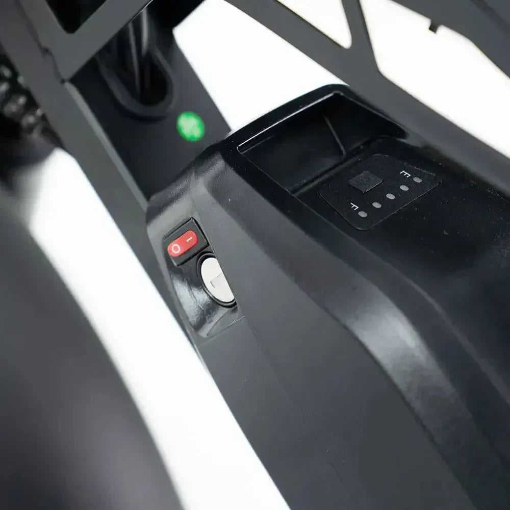 QMWheel V29 Pro Dubbele Accu fatbike in zwart, detail van de accu met laadindicator, aan/uit-knop en slot